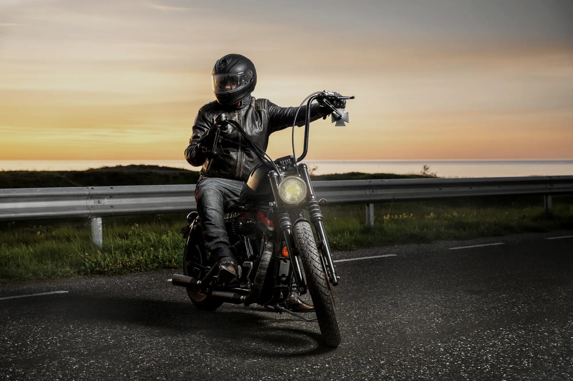 Motociclista parado no acostamento ao entardecer