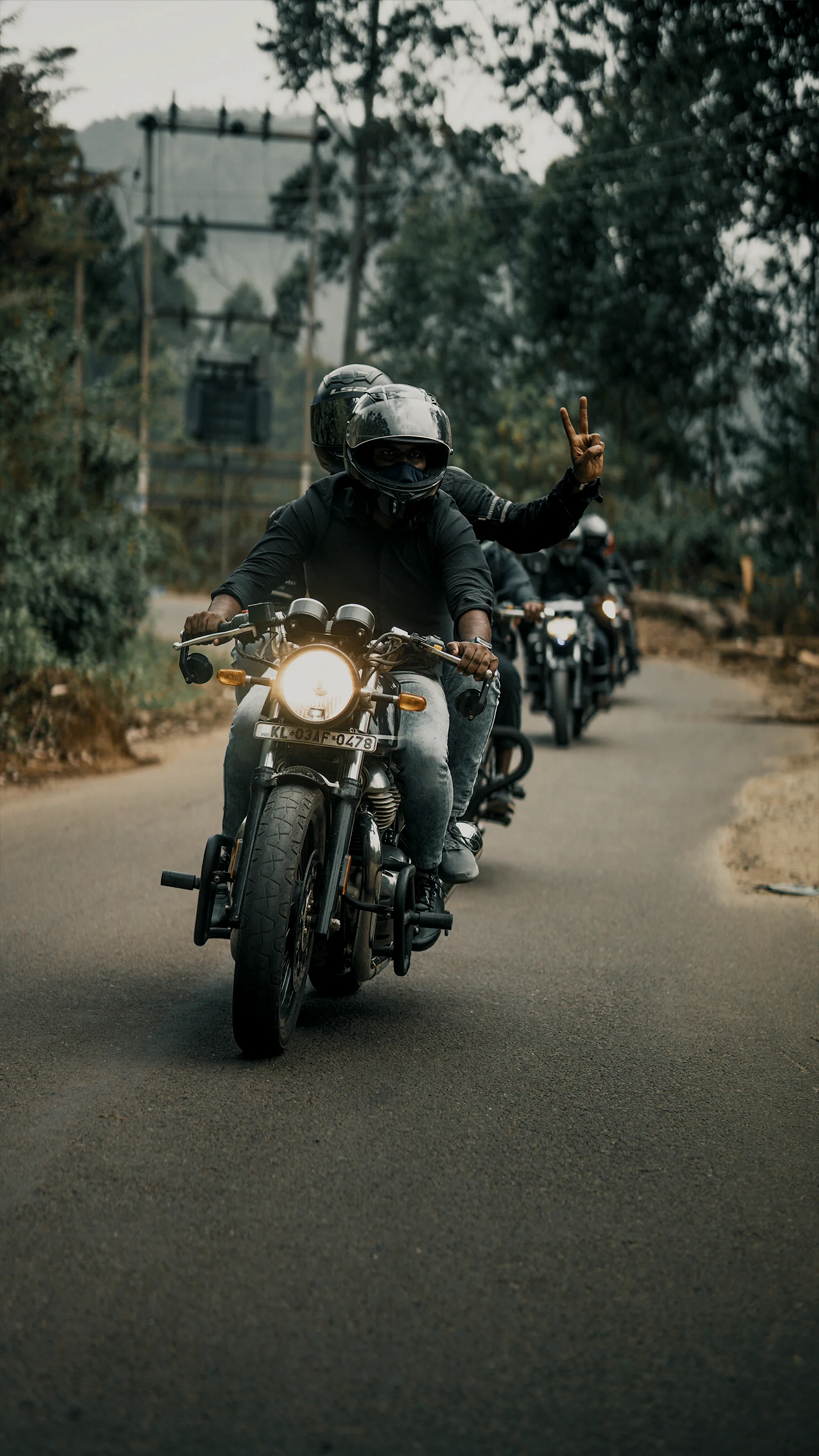 Grupo de motociclistas rodando junto em uma estrada de serra